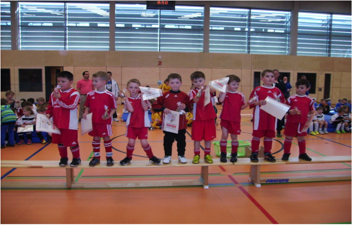 Die Bambini des FV Rot Weiss Erpel zeigen stolz ihre Urkunde