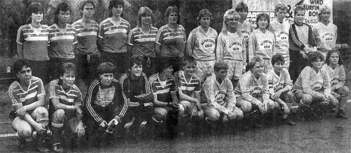 Diese beiden Damen-Teams überraschten auch die „Skeptiker“ des Damenfußballs mit einer guten Leistung. Links die Damen aus Neuenahr, rechts die Kölner Fußballerinnen.