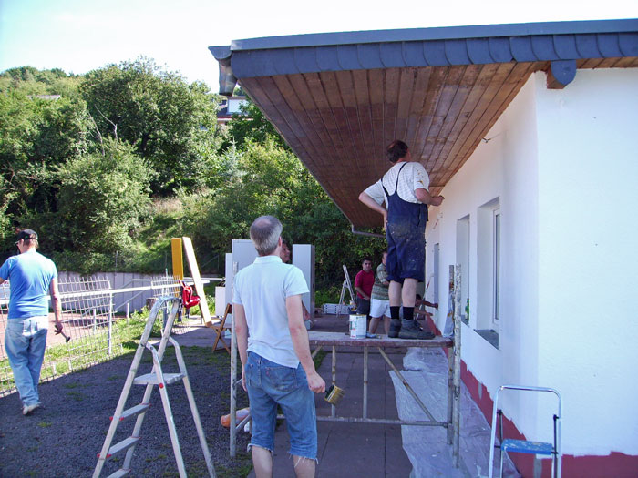 Die freiwilligen Helfer des FV Rot Weiss Erpel bei der Arbeit