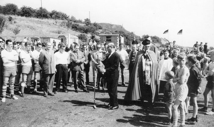 Sportplatzeinweihung durch Bürgermeister Heinz Schmitz und Pastor Brandt