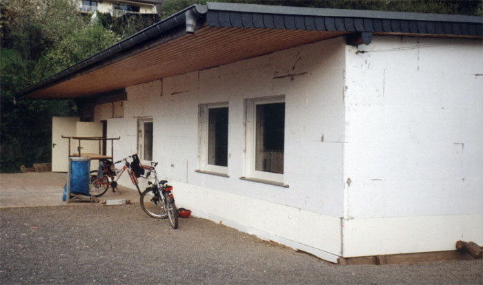 Mit starker Unterstützung der Alten-Herren konnte der FV Rot Weiss Erpel sein Clubheim isolieren und neu verputzen.