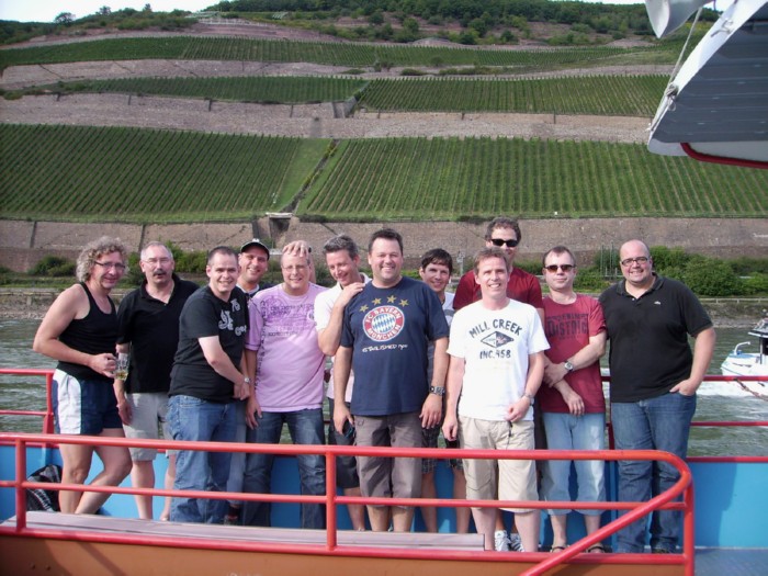 Die Alte-Herren-Spieler der E.K.U. bei der Mannschaftstour 2011 (Schifffahrt nach Rüdesheim)