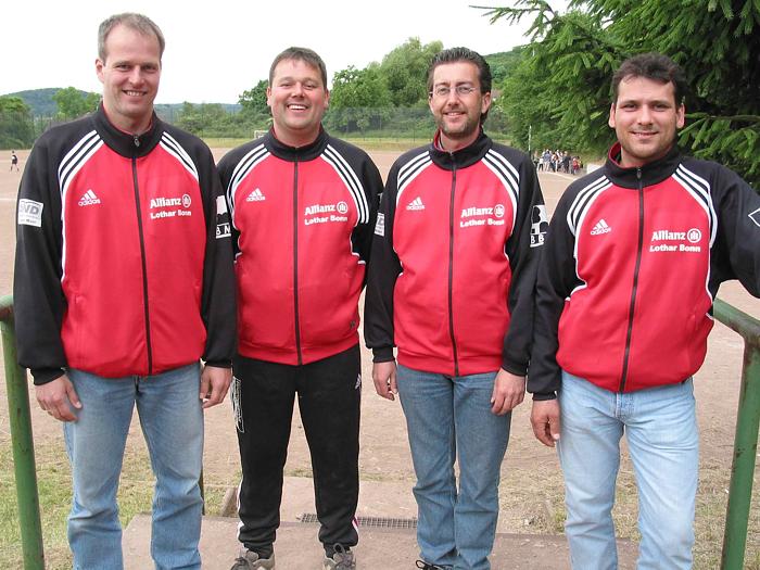 Vorstand 2002 – von links: Kassierer Frank Wagener, 1. Vorsitzender Lothar Bonn, Jugendwart Udo Wagener, Geschäftsführer Jürgen Kochems.
