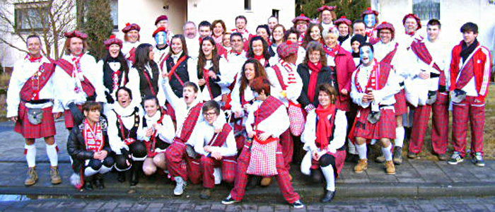 Alte Herren beim Karnevalsumzug 2012 in Erpel als "Schotterkicker"